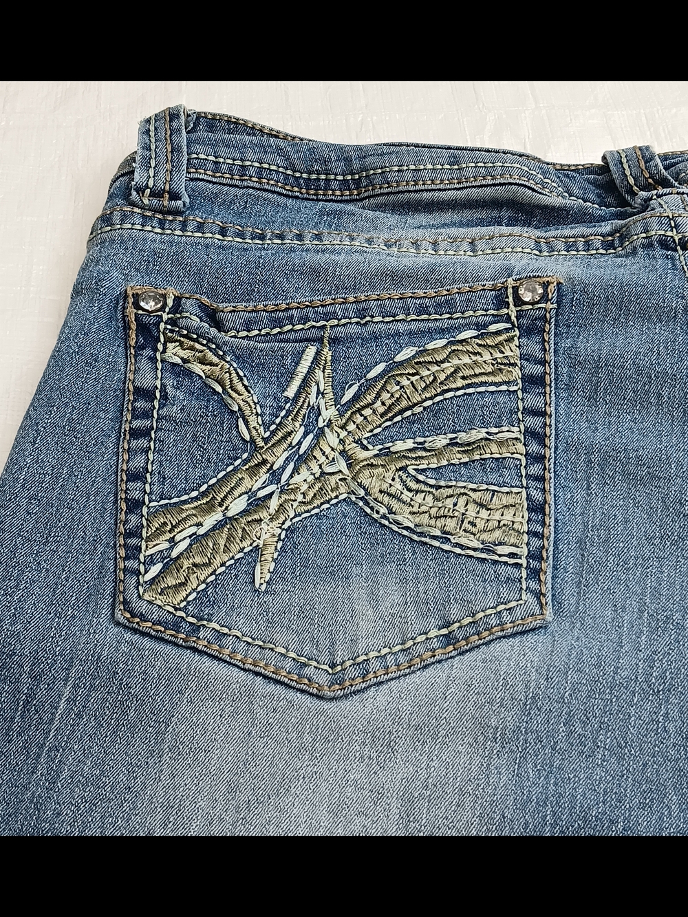 Red Rivet Red-Accented Denim Label Detail - Picture 9 of 13